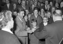 854199 Afbeelding van de verwelkoming van de heer J.C. de Kruijff en zijn familie uit Hilversum als 100.000ste ...